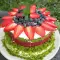 Spinazietaart met aardbeien en bosbessen